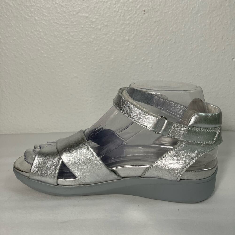 Munro Womens Brinn Sandals Silver Leather Ankle Strap Crisscross Size 6.5 summer - Picture 2 of 10